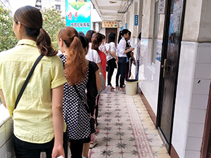 衣博汇贵港店组织员工进行健康体检