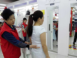 衣博汇娄底店开展服务与销售实训演练