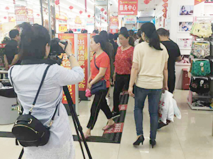 衣博汇南县店接受媒体采访 推动品牌宣传