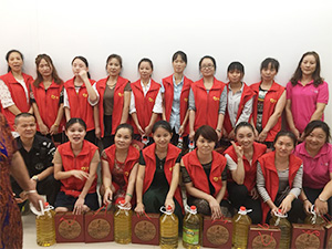 衣博汇南县店为员工发放中秋福利