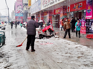 衣博汇云梦店员工扫雪除冰暖人心