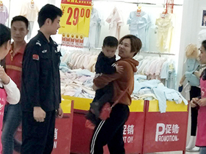 衣博汇贵港店员工帮助找回走失儿童