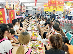 衣博汇凯里店召开员工分享会