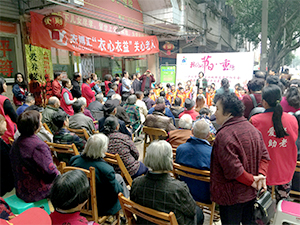 衣博汇泸州店开展关爱老人公益活动