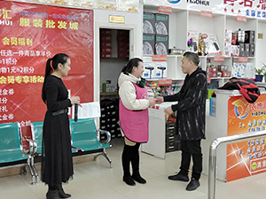 衣博汇凯里店举行2018年度员工表彰会