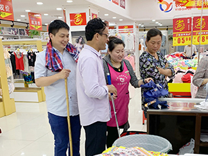 我在你身边   你在我心里 ——衣博汇浠水店爱心服务暖人心 