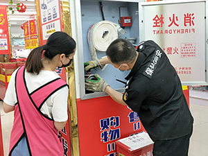 衣博汇云梦店开展消防安全自检自查 
