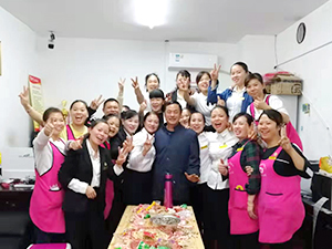 衣博汇娄底店举行老员工离职欢送会