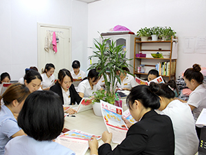 绵阳店组织学习《衣博汇报》头版“管理者谈管理”