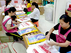 衣博汇贵港店举行广告宣传单装袋比赛